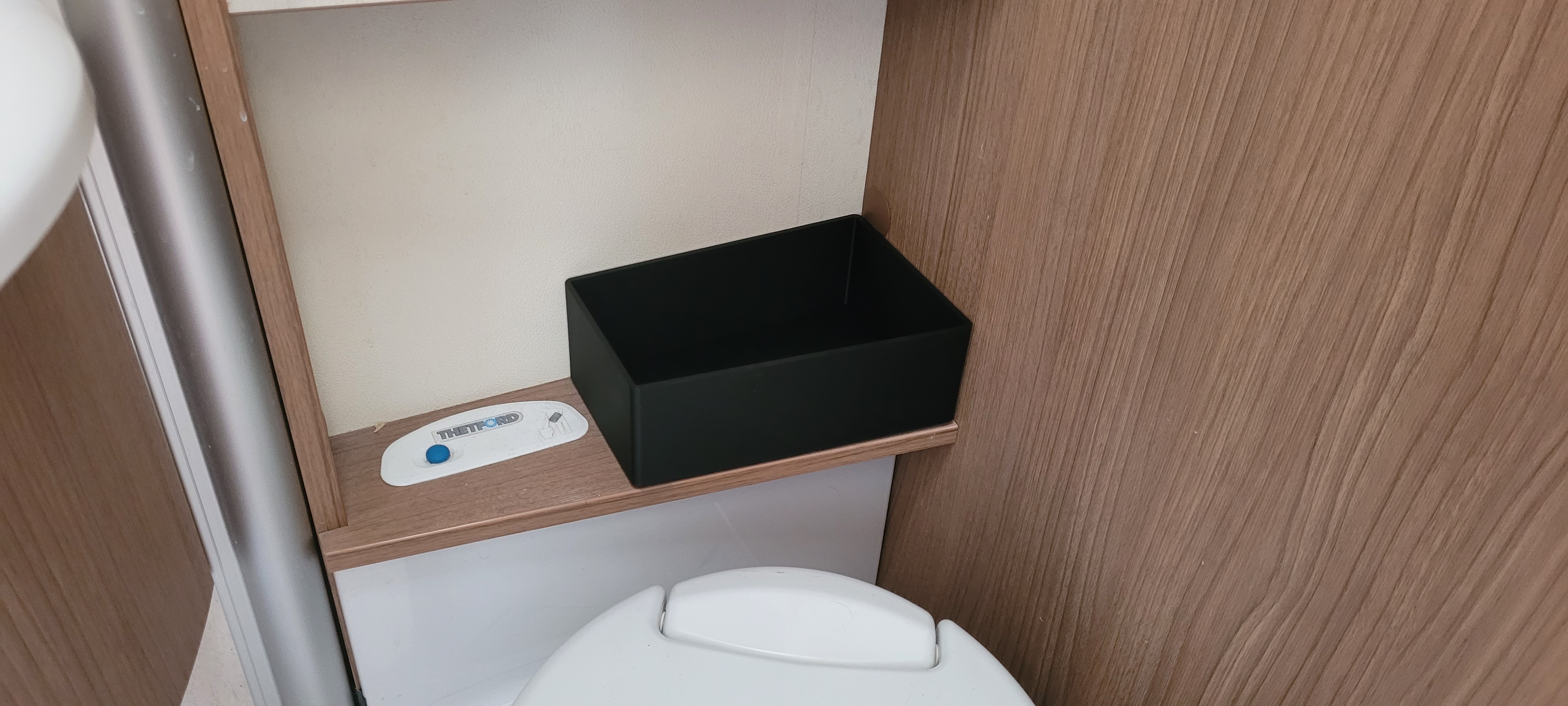 Ablage unter Badschrank
